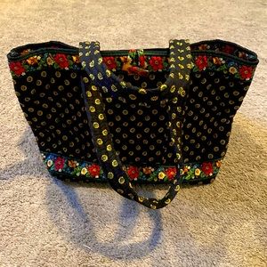 Ver Bradley medium bag. Sunflower design. 1 outside, 3 inside pockets.